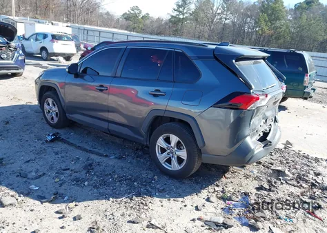 2019 Toyota Rav4 Xle z USA, uszkodzony, nr VIN JTMW1RFV8KD011399